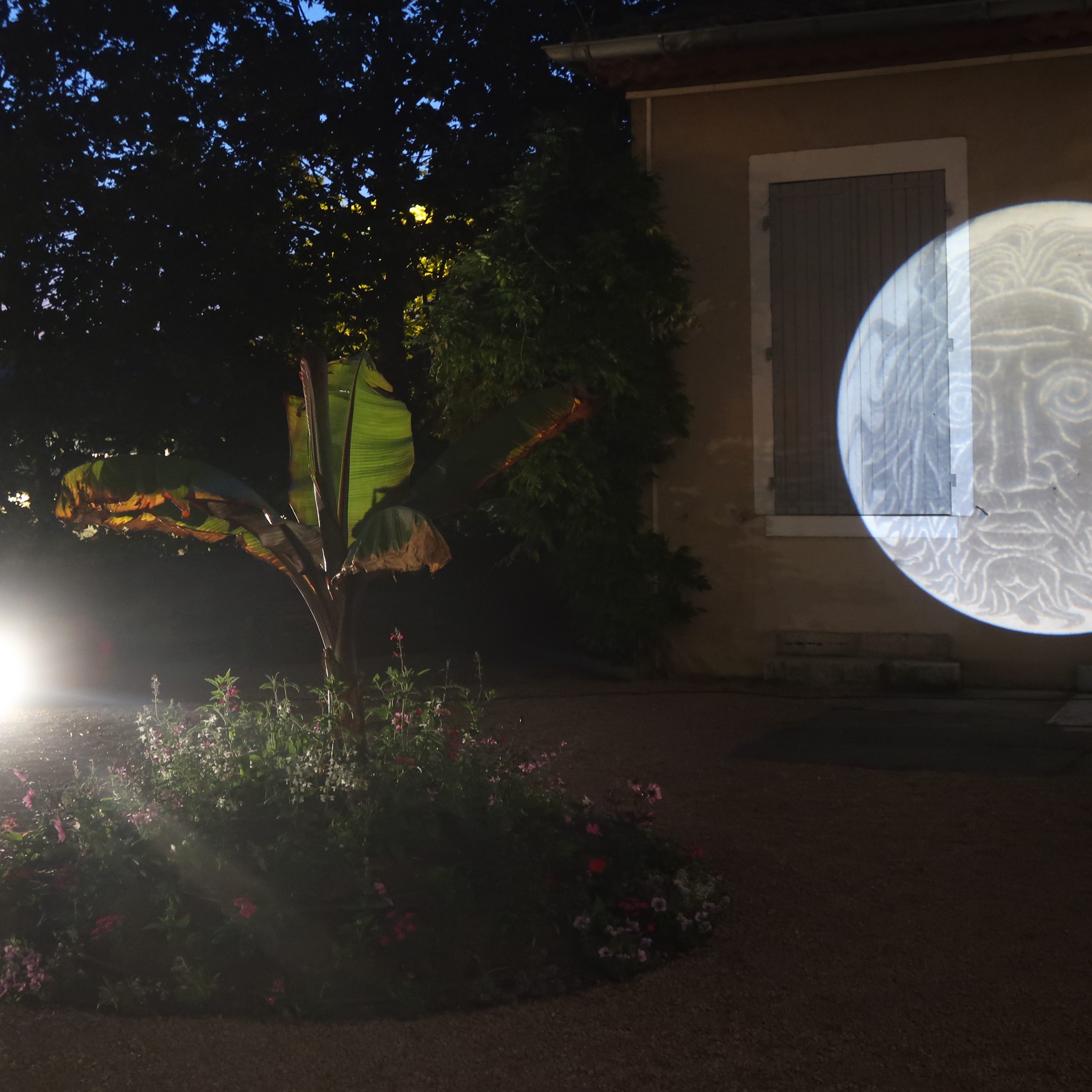 Projection gobo sur la façade de l'entrée du musée Saint-André-le-Bas pour la Nuit des musées 2018 (Vienne)