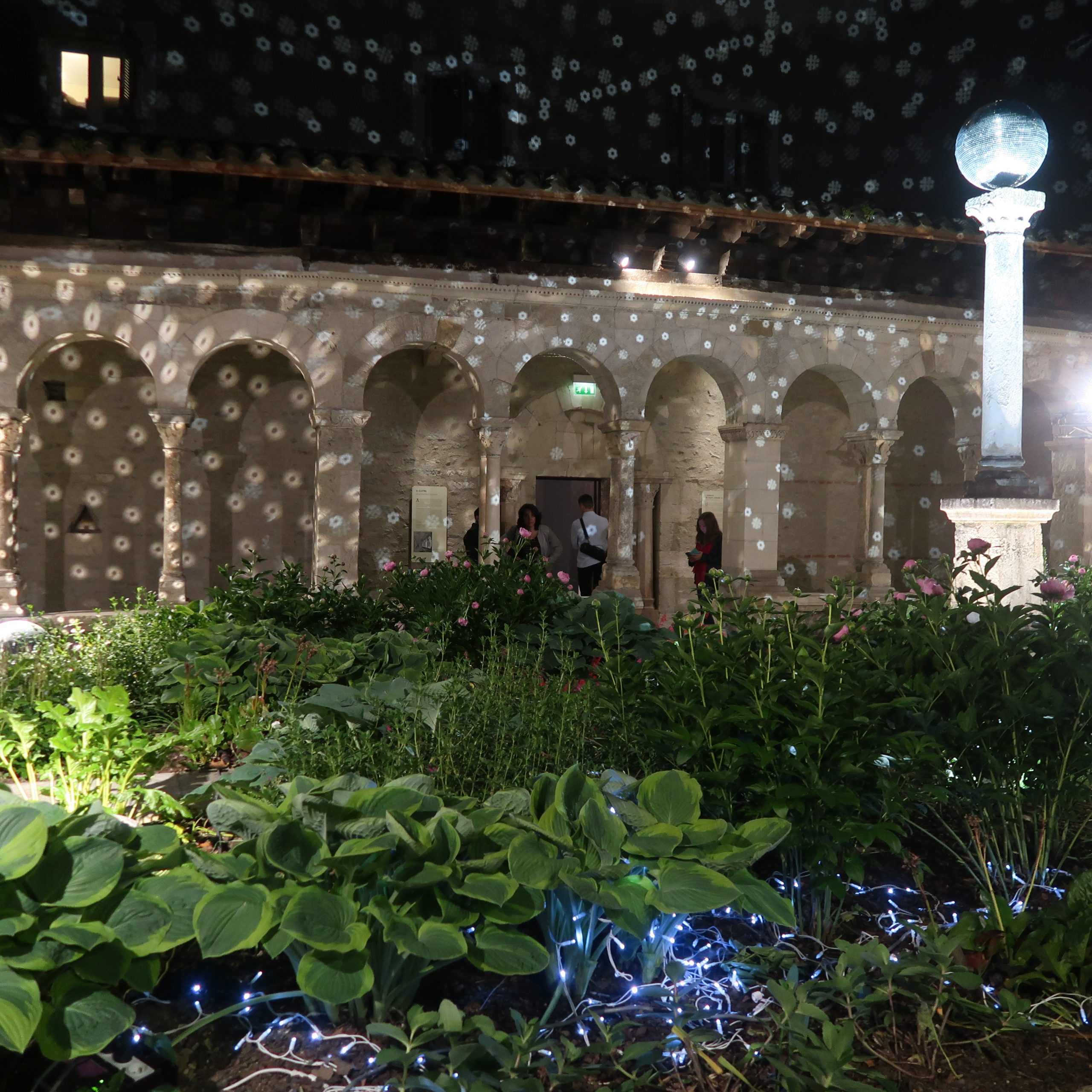 Mise en lumière Cloître Saint-André-le-Bas pour la Nuit des musées 2018 (Vienne)