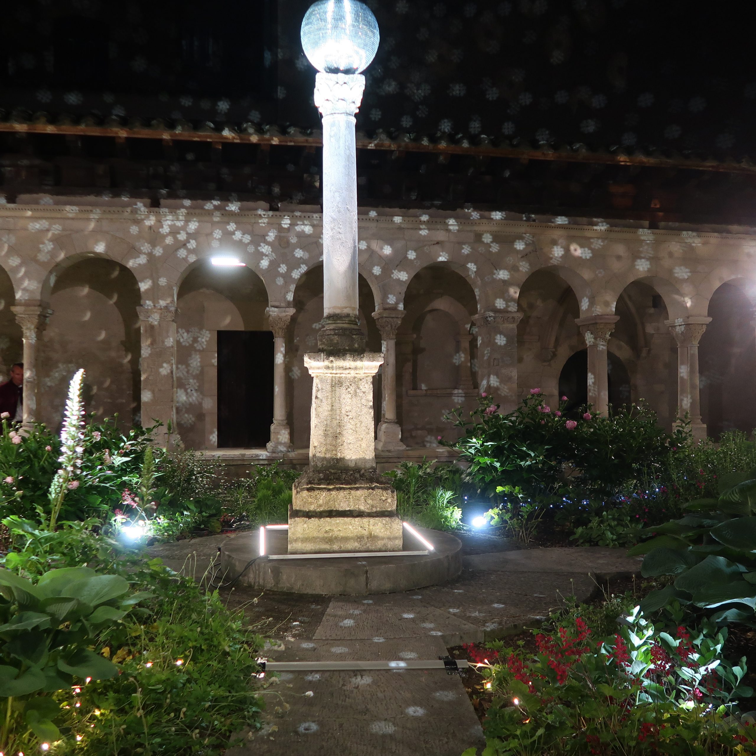 Mise en lumière Cloître Saint-André-le-Bas pour la Nuit des musées 2018 (Vienne)