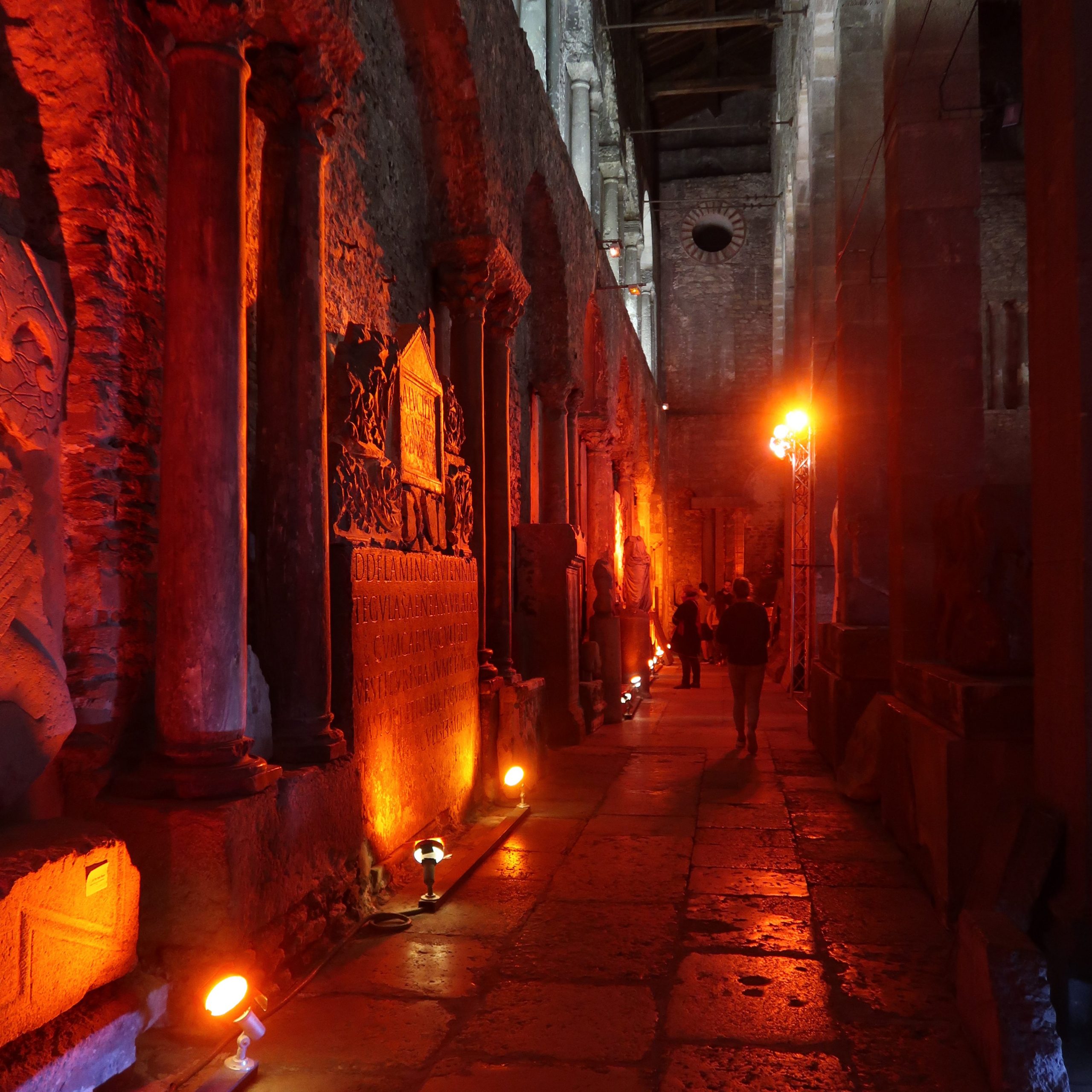 Mise en lumière du musée Lapidaire Saint-Pierre pour la Nuit des musées 2018 (Vienne)