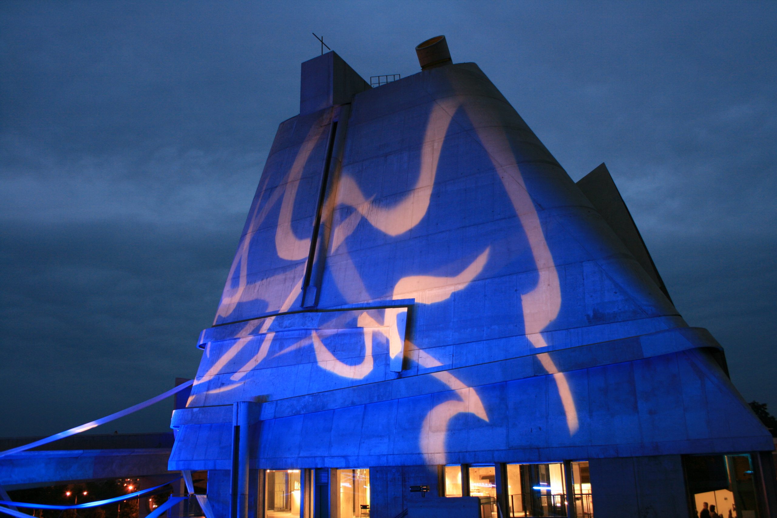 Illuminations Eglise Saint-Pierre Le Corbusier pour la Nuit Décalée à Firminy en 2012