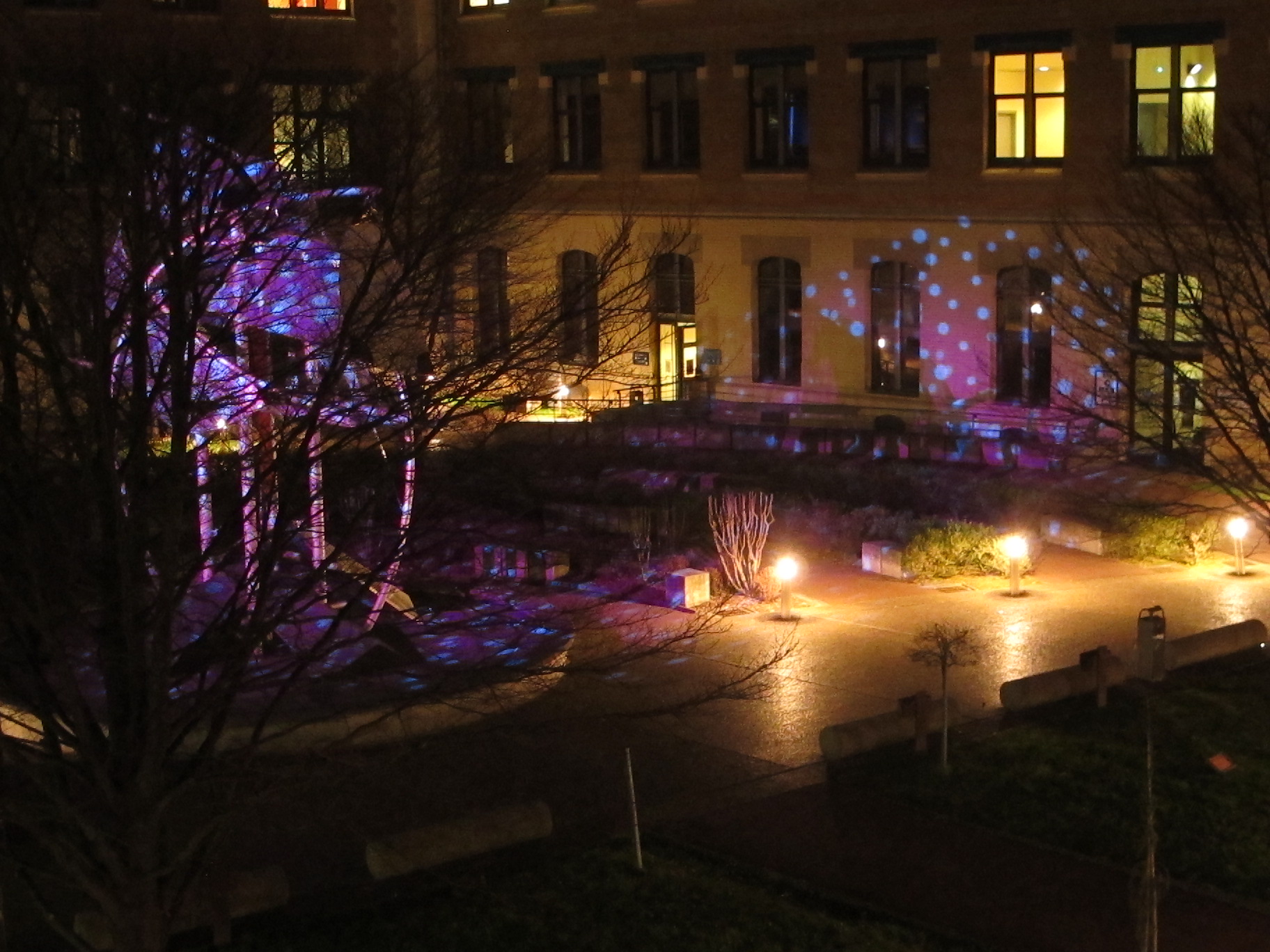 Photo illuminations de la cour Nord de la Manufacture des Tabacs pour les 60 ans de l'IAE Lyon