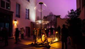 Machine réalisée par des étudiants de la licence pro Eclairage de l'iae Lyon à la Fondation Bullukian pour la Fête des Lumière du 3 Décembre 2019