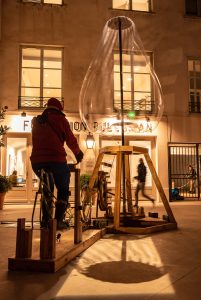 Machine réalisée par des étudiants de la licence pro Eclairage de l'iae Lyon à la Fondation Bullukian pour la Fête des Lumière du 3 Décembre 2019