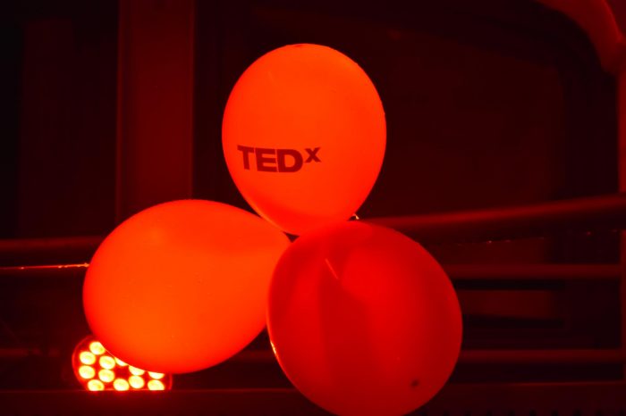 Illuminations ballons rouges cour Nord Manufacture des Tabacs lors de la soirée TEDx Université Lyon 3 2020